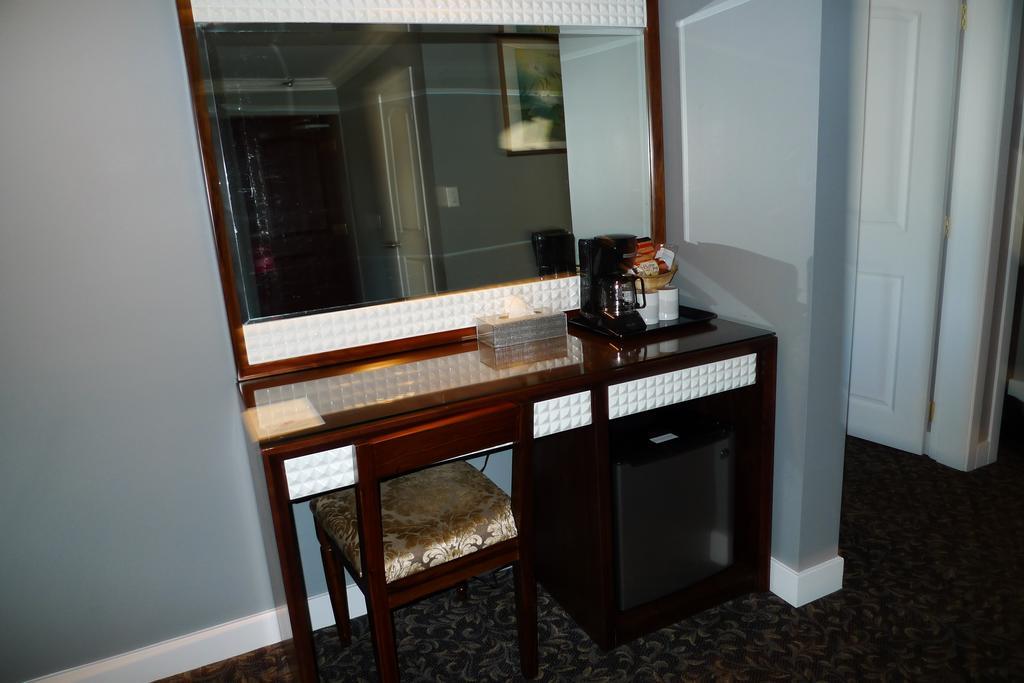 The Deluxe Hotel Vancouver Dış mekan fotoğraf